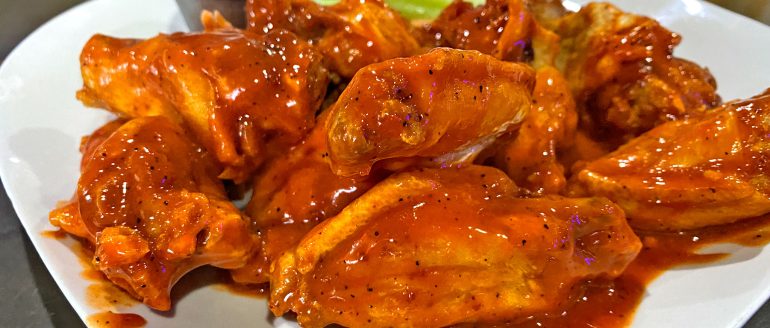 Hill Country Fare Heat & Eat Frozen Chicken Wings - Buffalo Style Hot