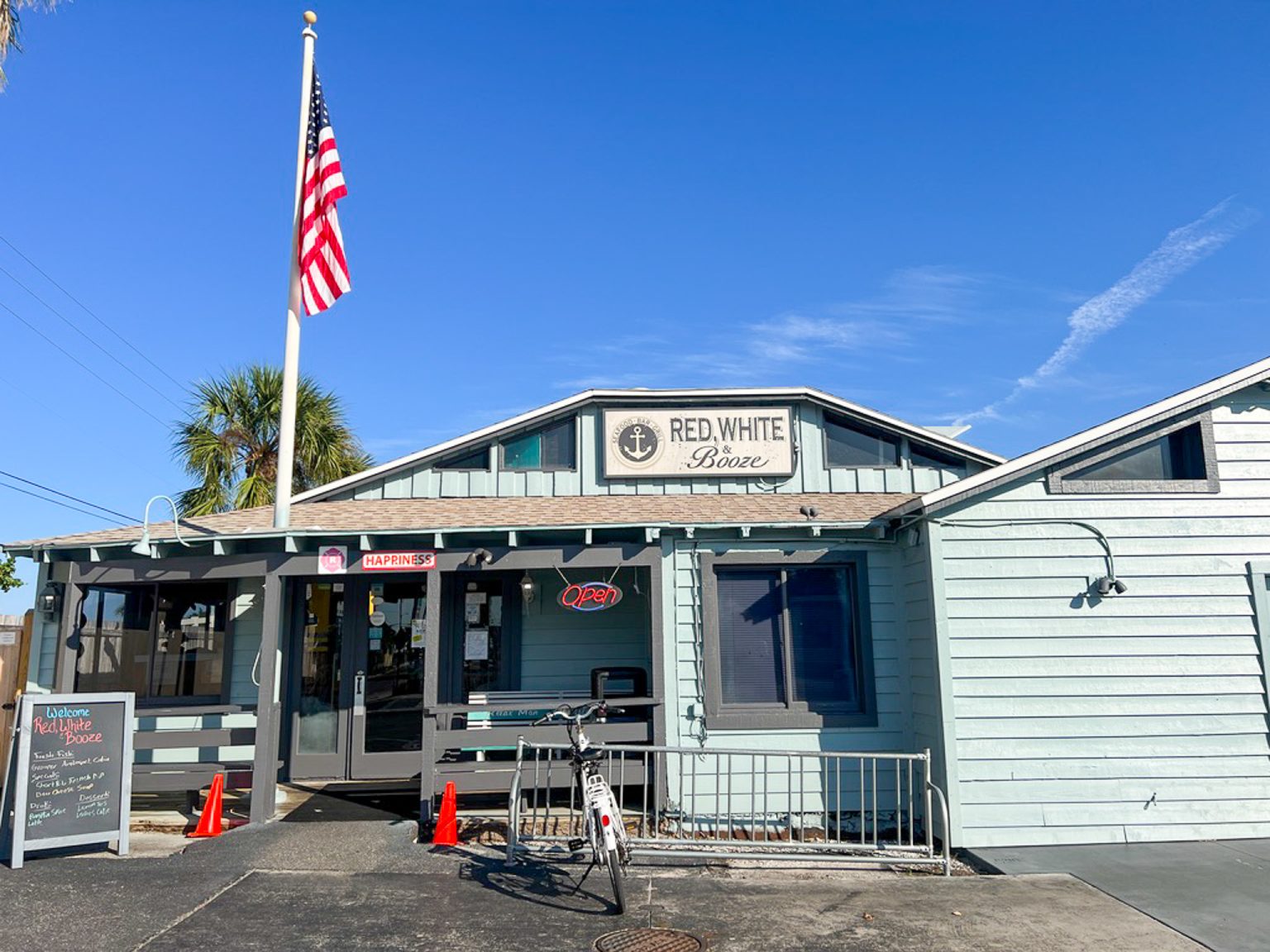 Pass-A-Grille’s Sea Critters Cafe Revamps to Red, White & Booze