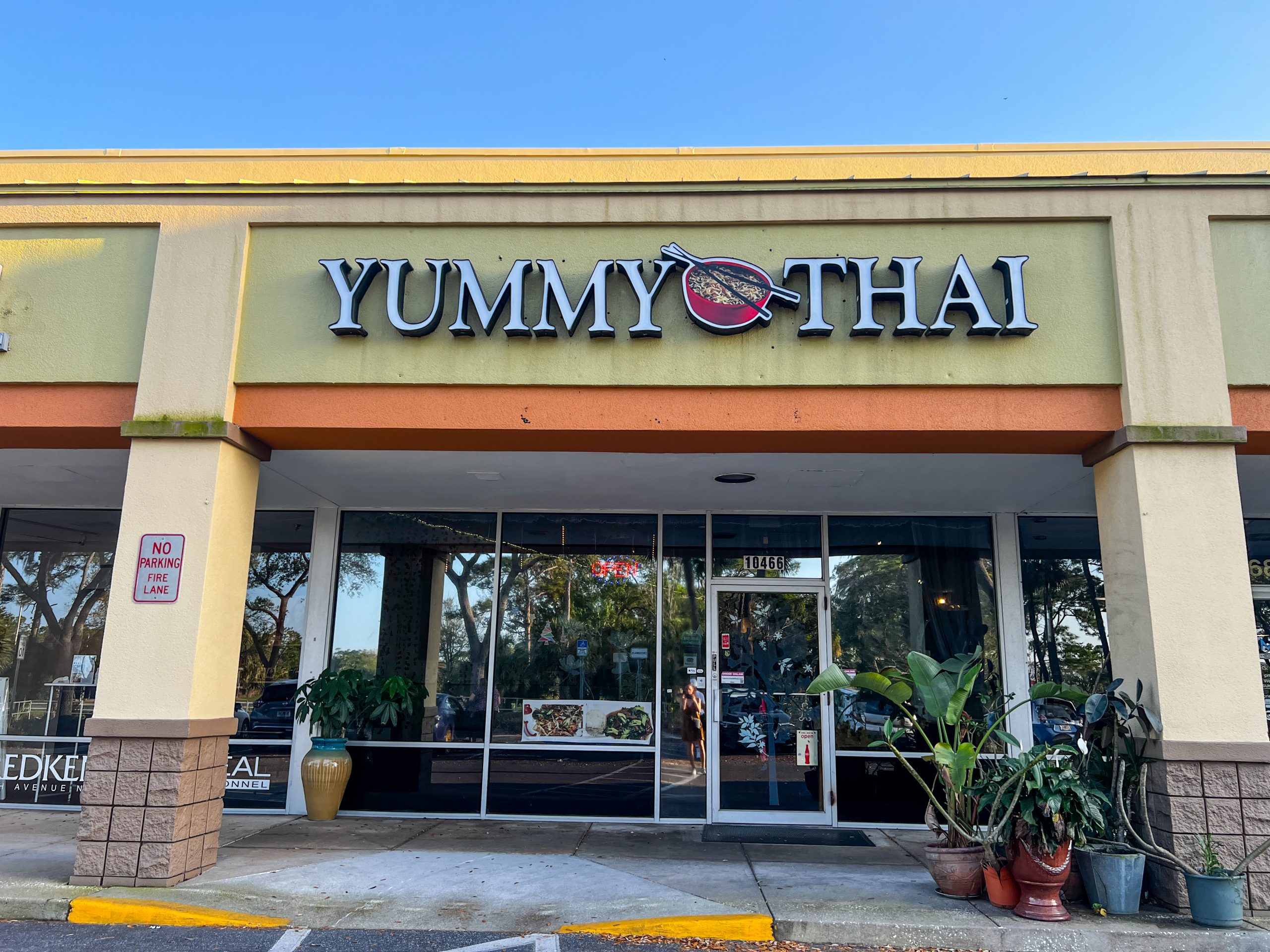 The front entrance at Yummy Thai