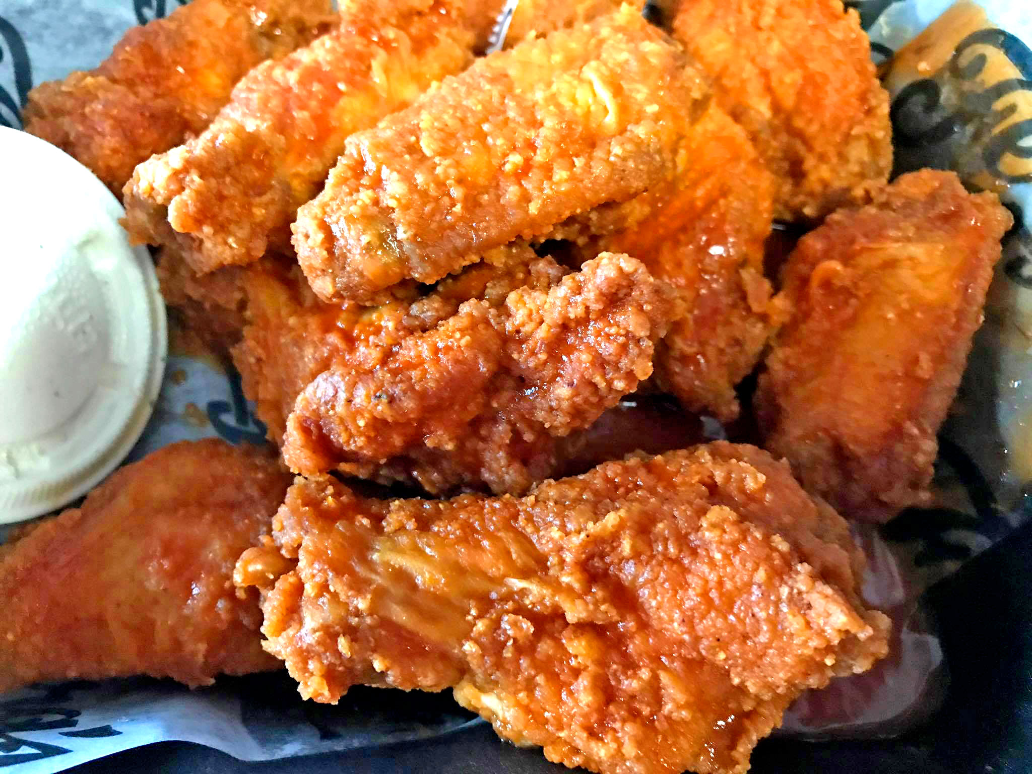 Hill Country Fare Heat & Eat Frozen Chicken Wings - Buffalo Style Hot